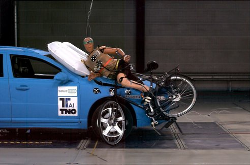 1681267-slide-tno-savecap-40kmh-airbag-far-side-8nov2012-side-view-120ms.jpeg.492x0_q85_crop-smart